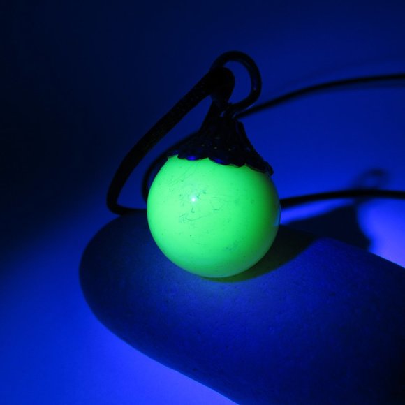 Uranium Glass vintage marble pendant - Picture 14 of 14